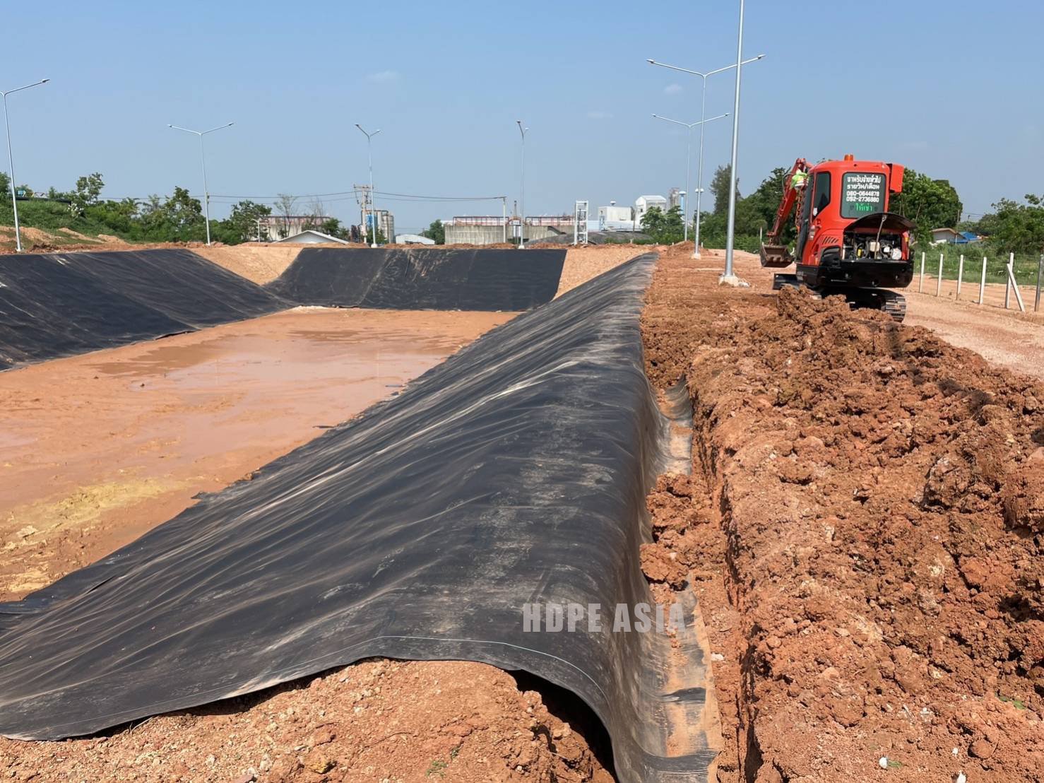 ทีมช่าง HDPE ASIA ขุดร่องฝังยึดขอบแผ่น HDPE (Anchor Trench) หน้างานจริง